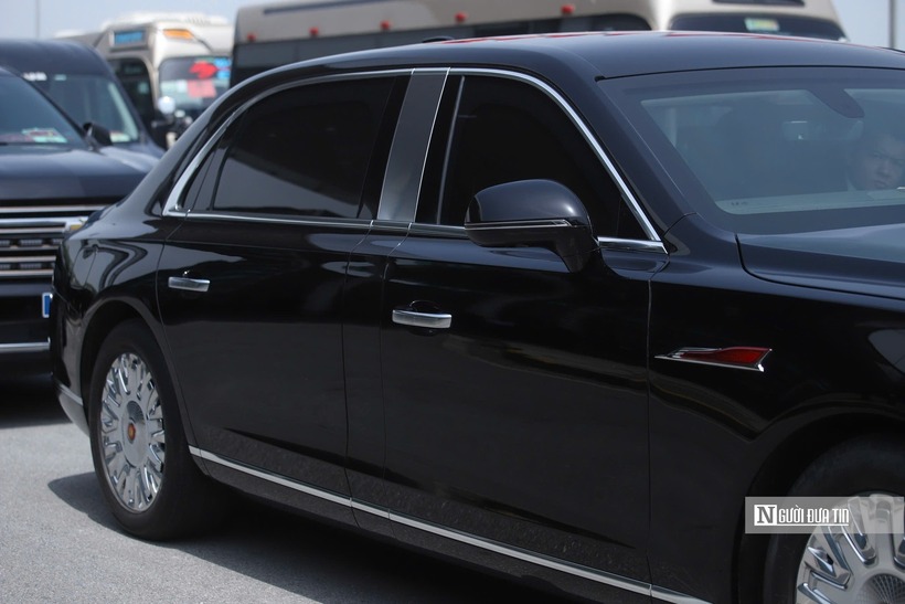 Xe có thiết kế vuông vức, đầu xe nổi bật với lưới tản nhiệt lớn dạng thanh dọc mạ crom.