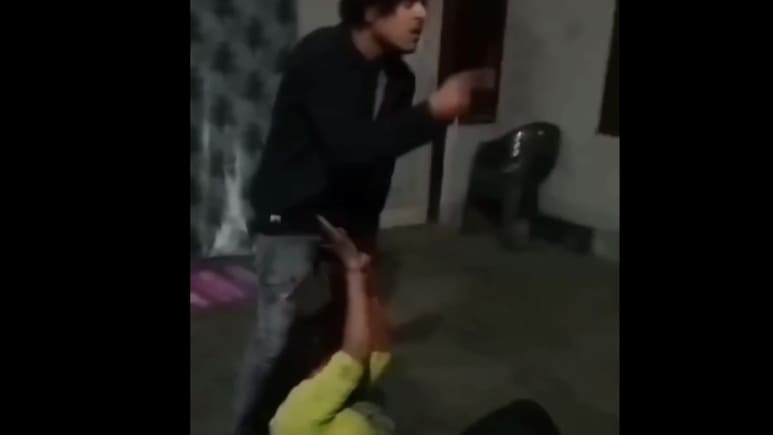 Người phụ nữ bị chồng tấn công vì sinh con gái tại bang Uttarakhand (Ấn Độ). Ảnh cắt từ clip/NDTV