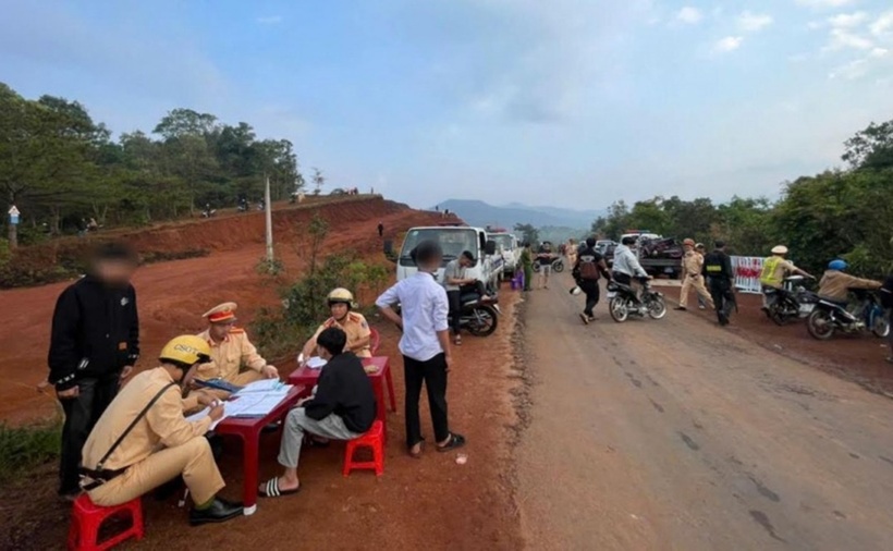 Lực lượng CSGT lập biên bản, xử lý các trường hợp vi phạm. (Ảnh: CAND)
