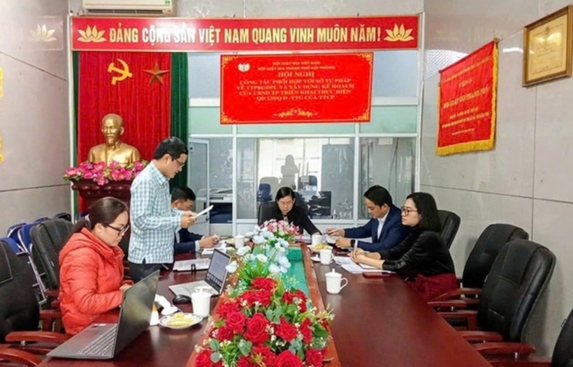 Hội Luật gia Tp.Hải Phòng phối hợp Sở Tư pháp Thành phố tuyên tuyên, phổ biến pháp luật (Ảnh: CTV).