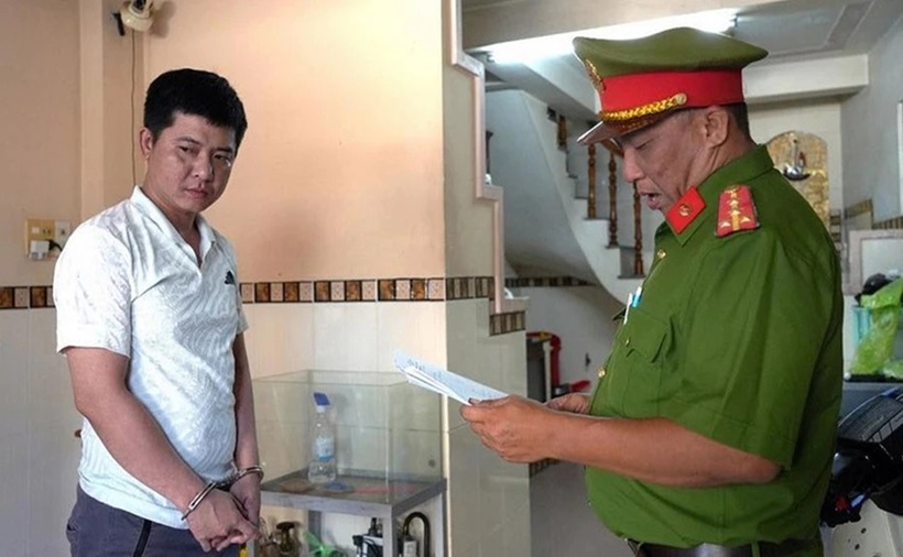 Cơ quan điều tra thi hành lệnh khám xét nơi ở của đối tượng Trần Hiếu. (Ảnh: Công an tỉnh Bình Thuận)