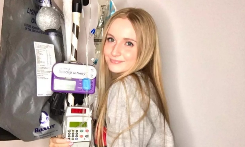 Annie mắc bệnh hiếm khiến cô phải sống nhờ dinh dưỡng truyền tĩnh mạch. Ảnh: Gofundme.