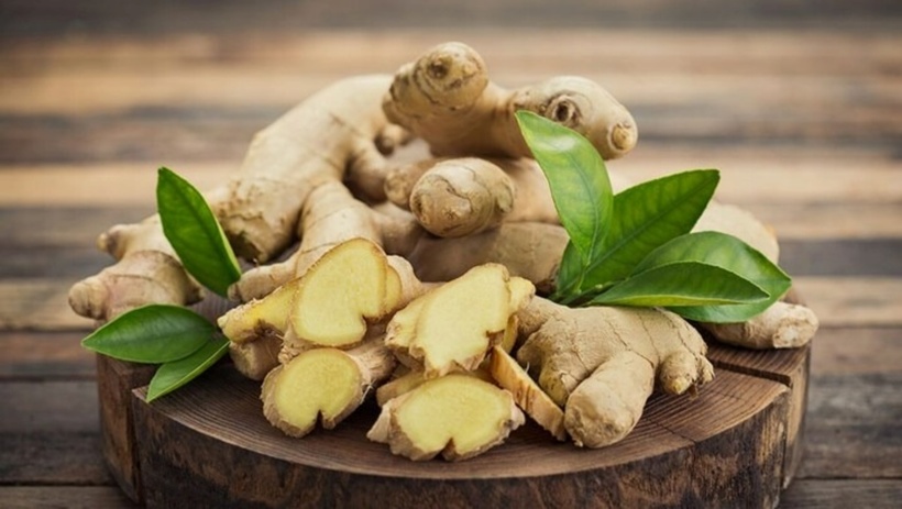 Gừng tươi có chứa nhiều hợp chất hữu ích như gingerol và shogaol, có khả năng làm giảm cơn đau, đặc biệt là trong trường hợp đau khớp, đau cơ hoặc các cơn đau do viêm. Ảnh minh họa.