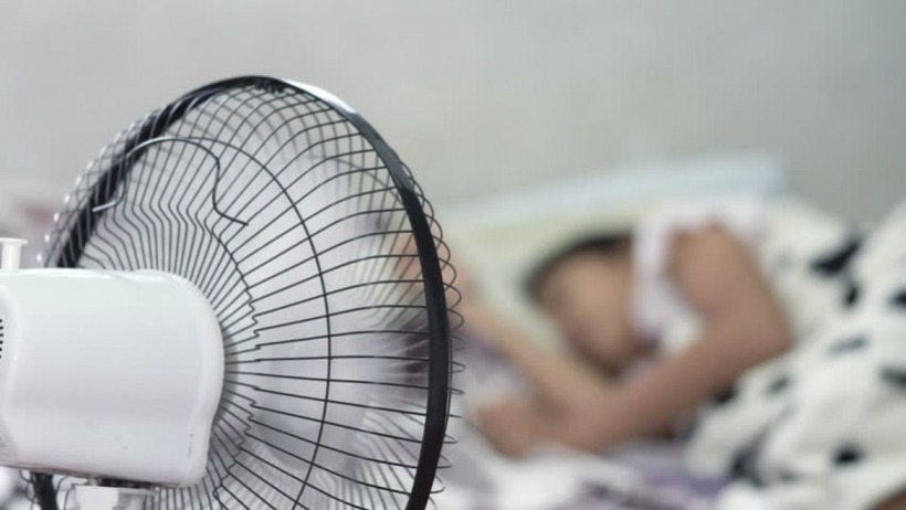 Để quạt hoặc điều hòa thổi thẳng người.