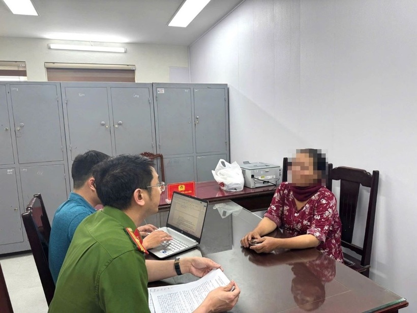 Người phụ nữ dựng hiện trường giả vụ trộm làm việc tại cơ quan công an. Ảnh: Công an Thanh Hóa