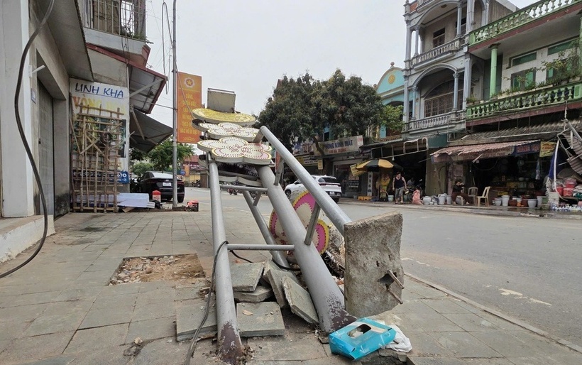Cổng chào vào Huyện ủy Hà Trung bị đổ sập. (Ảnh: Dân trí)