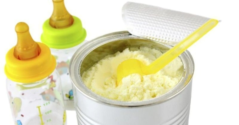 Sữa thật có đầy đủ các dưỡng chất cần thiết như protein, carbohydrate, chất béo, vitamin và khoáng chất với hàm lượng được công bố rõ ràng. Sữa giả thường có thành phần sơ sài, thiếu hụt dưỡng chất quan trọng. Ảnh minh họa.