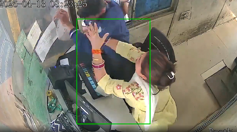 Không chịu trả tiền mặt, người phụ nữ xông vào tát nhân viên trạm thu phí 7 cái trong 4 giây. Ảnh cắt từ clip