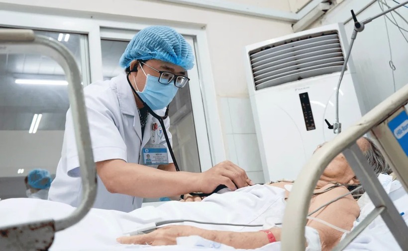 Cụ bà 85 tuổi suýt mất mạng chỉ vì một miếng xoài. Ảnh: BVCC.