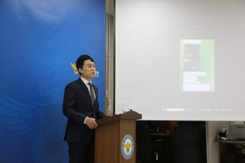 Đại diện cơ quan chức năng thông tin về vụ việc với báo chí. Ảnh: YNA