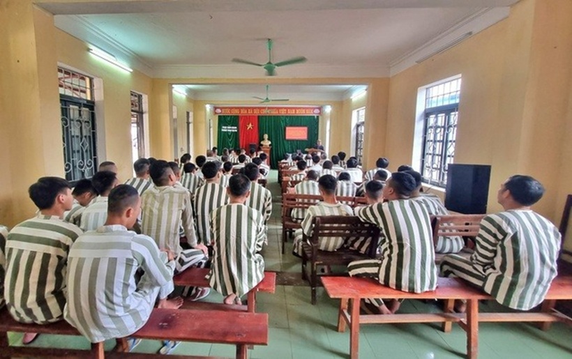 Các phạm nhân tại Trại tạm giam Công an tỉnh Thanh Hoá lắng nghe Hội Luật gia tỉnh tuyên truyền, tư vấn pháp luật về các quyền, nghĩa vụ sau khi tái hoà nhập công đồng.
