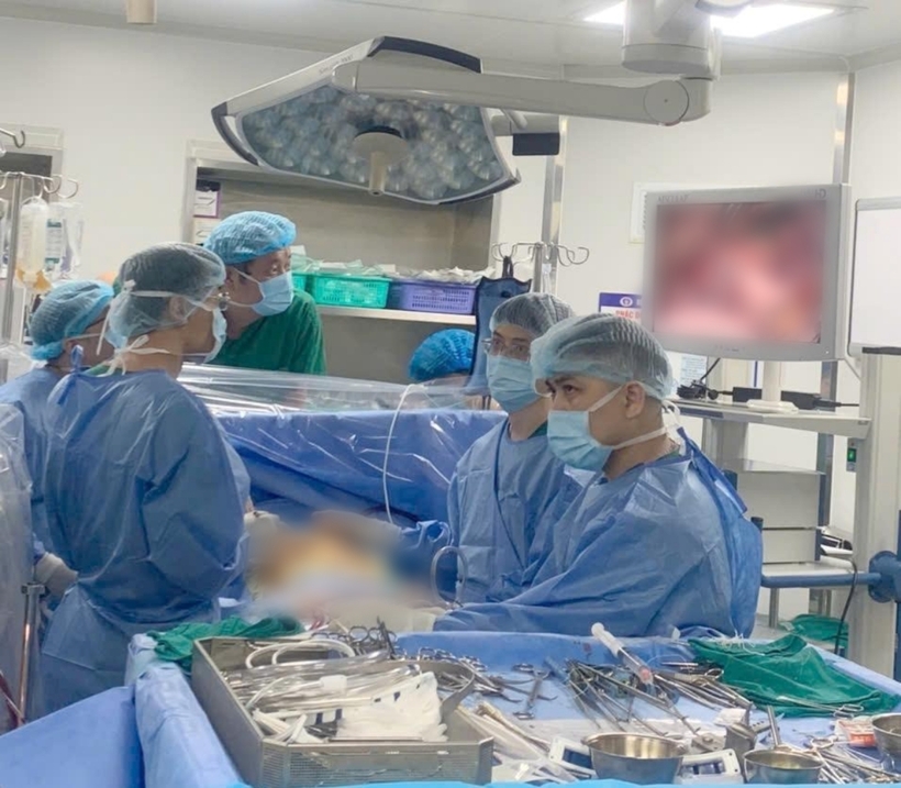 Các bác sĩ tiến hành phẫu thuật cho người bệnh. Ảnh: Báo Phú Thọ