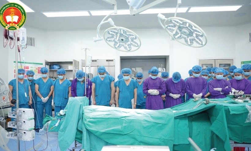 Các y bác sĩ tri ân người hiến tạng trước khi lấy, ghép tạng. Ảnh: VnExpress
