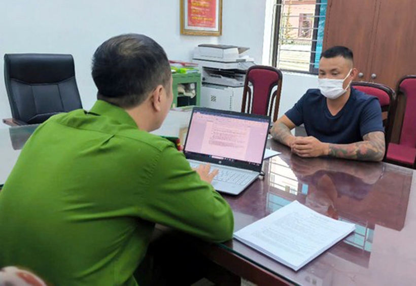 Một thành viên trong nhóm "Lợn rừng" tại cơ quan công an. Ảnh: Vietnamnet