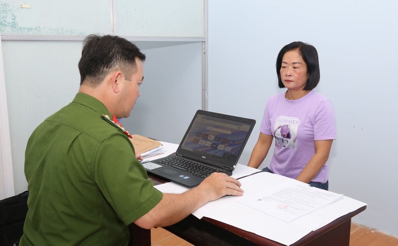 Đối tượng Hương tại cơ quan công an. Ảnh: Lao động