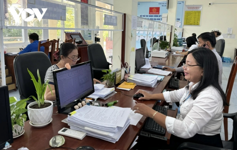 Chính phủ cho biết trước mắt sẽ giữ nguyên số lượng cán bộ, công chức trong các cơ quan sau sáp nhập tỉnh. (Ảnh minh họa/VOV)