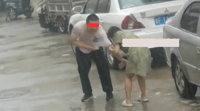 Người vợ đuổi theo người chồng, nắm lấy tay anh và van xin sự tha thứ. Ảnh: Sohu.