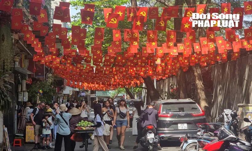 Con phố cờ đỏ sao vàng những ngày này luôn tấp nập du khách đến dạo chơi, chụp ảnh.