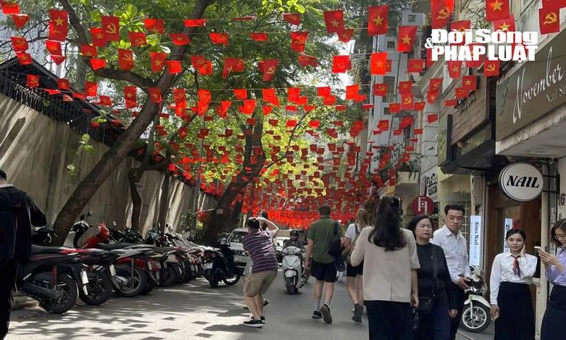 Nhiều bạn trẻ không ngại tạo dáng, thậm chí “lăn xả” giữa đường để chụp được những góc hình đẹp.