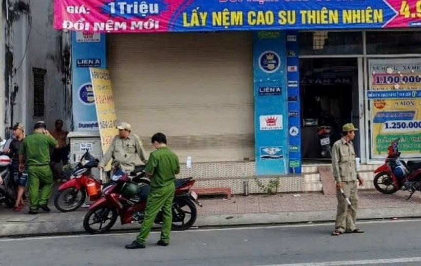 Cửa hàng nơi phát hiện thi thể thiếu nữ. Ảnh: Lao động