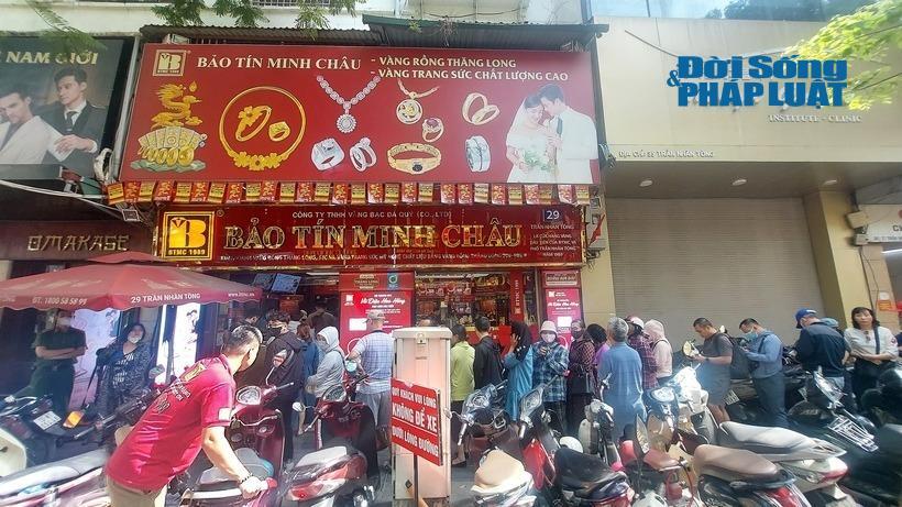 Người dân xếp hàng dài chờ mua vàng nhẫn trong ngày vàng "lập đỉnh".