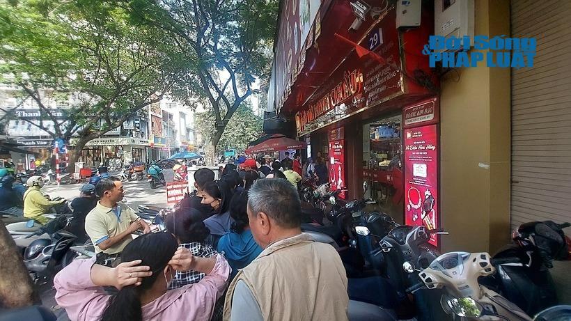 Nhân viên tại cửa hàng Bảo Tín Minh Châu cơ sở Trần Nhân Tông (quận Hai Bà Trưng) cho biết mỗi khách hàng được mua tối đa 1 chỉ vàng nhẫn trong ngày 16/4.