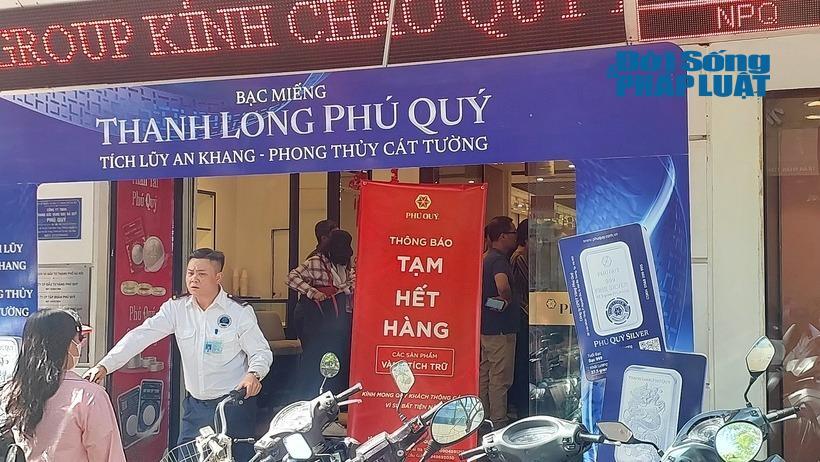Từ khoảng 14h ngày 16/4, cửa hàng Phú Quý đã treo biển "Tạm hết hàng" đối với các sản phẩm vàng tích trữ.