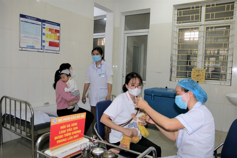 Người dân đưa trẻ đi tiêm chủng vắc xin phòng sởi tại Trạm Y tế phường Yên Nghĩa (quận Hà Đông). Ảnh: Lao Động Thủ đô