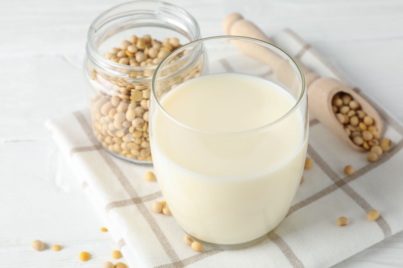 Sữa đậu nành có tính lạnh, những người khó tiêu, ợ hơi và chức năng tiêu hóa kém nên ít uống sữa đậu nành.