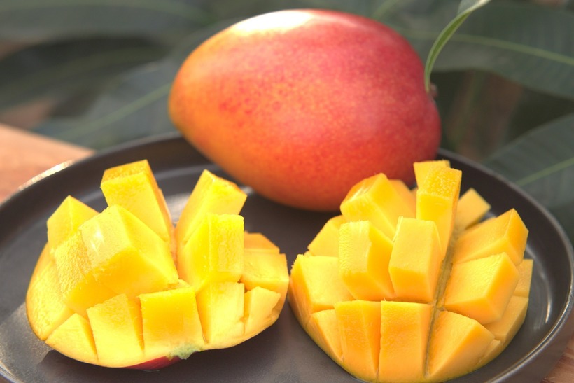 Xoài là loại quả phổ biến trong mùa hè, chứa nhiều vitamin C giúp tăng đề kháng cơ thể.