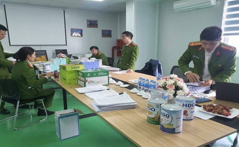 Cảnh sát thu giữ hồ sơ, tài liệu và tang vật trong quá trình khám xét. (Ảnh: CAND)