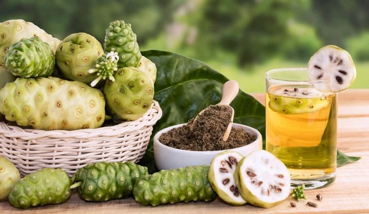 Uống nước trái nhàu giúp cải thiện mề đay mẩn ngứa khá hiệu quả nhưng mất công đun sắc