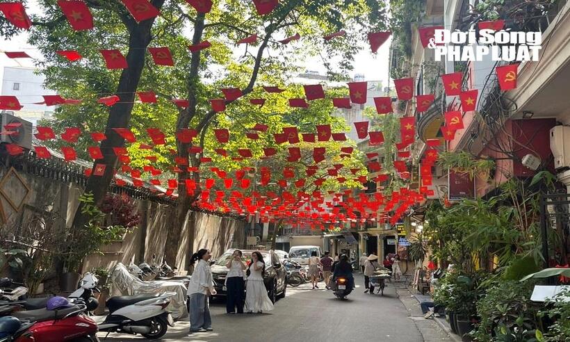 Những “nàng thơ” thả dáng trong không gian rực rỡ cờ hoa.