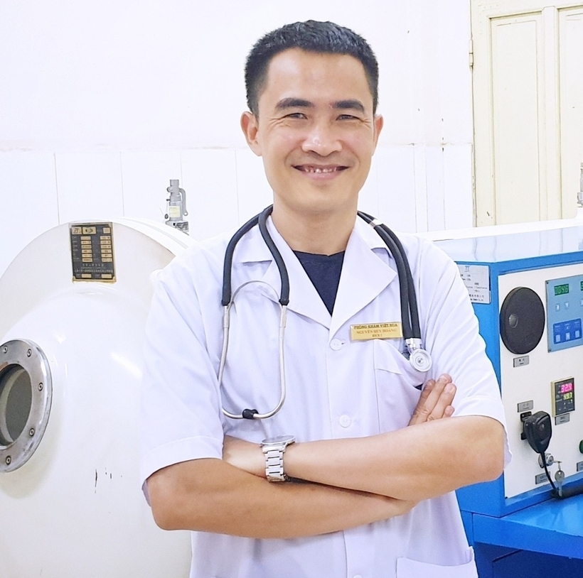 Bác sĩ Nguyễn Huy Hoàng, Trưởng bộ phận điều trị oxy cao áp của Trung tâm Nhiệt đới Việt – Nga