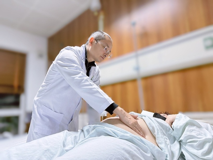 Bác sĩ tiến hành thăm khám cho bệnh nhân. Ảnh: Báo Dân trí.