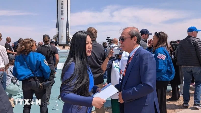 Đại sứ Việt Nam tại Mỹ Nguyễn Quốc Dũng trao thư của Chủ tịch nước Lương Cường cho bà Amanda Nguyễn. (Ảnh: TTXVN)