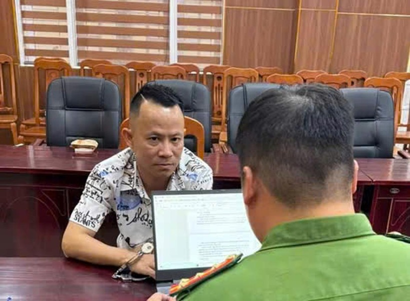 Cán bộ điều tra lấy lời khai của đối tượng Nguyễn Trương Anh Tuấn. (Ảnh: Công an Đà Nẵng)