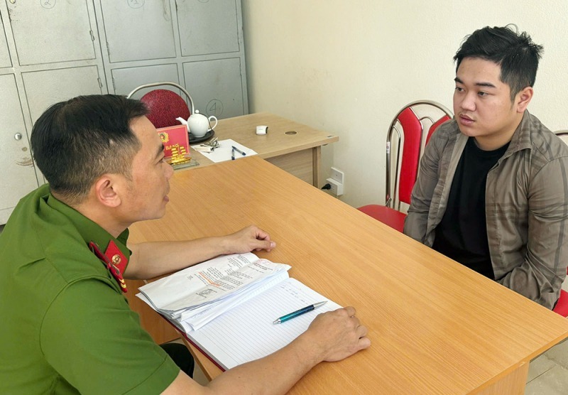 Đối tượng Nguyễn Hoàng Anh tại cơ quan công an. (Ảnh: CAND)