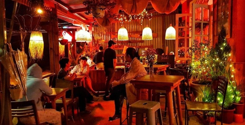 Quán cafe này gây ấn tượng sâu sắc bởi lối thiết kế dân dã, khơi gợi những ký ức cổ tích đầy hoài niệm. Ảnh minh họa.