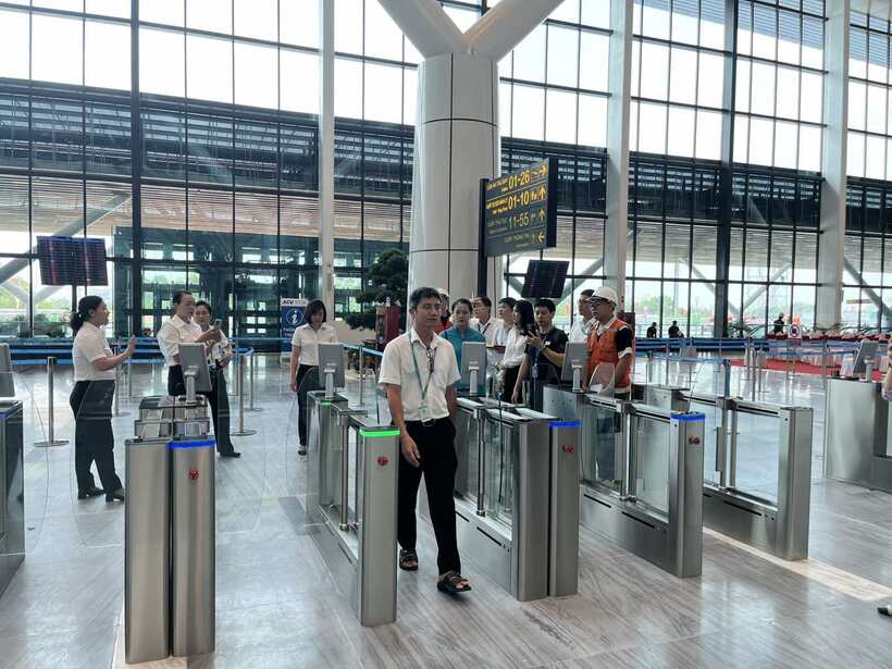 Hành khách làm thủ tục tại cửa an ninh, sân bay T3 Tân Sơn Nhất.