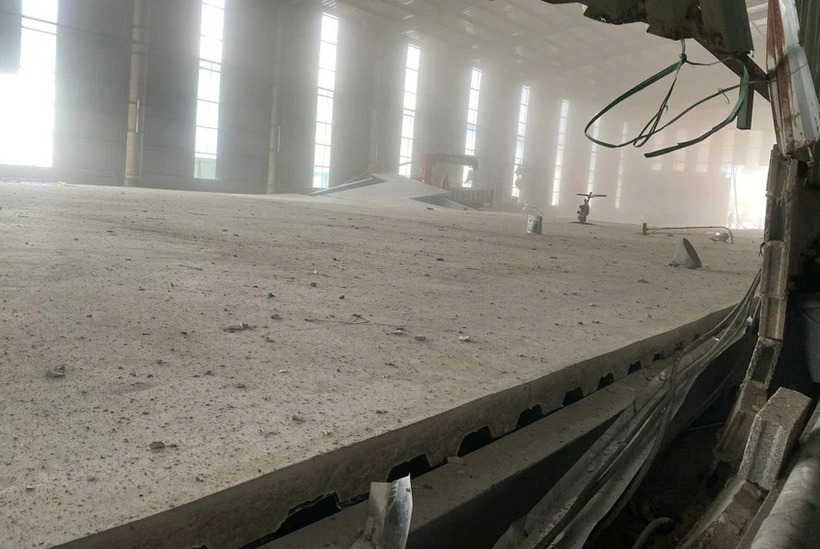 Phần sàn đang thi công bên trong nhà xưởng bị đổ sập. Ảnh: PLO