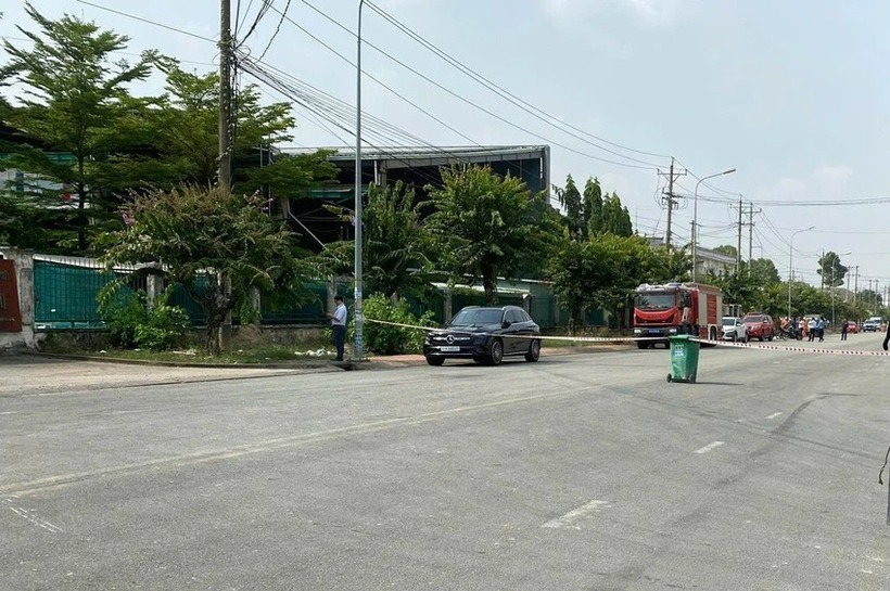 Lực lượng chức năng đang phong tỏa hiện trường để điều tra vụ việc. Ảnh: PLO