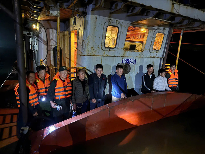 Công an tỉnh Nam Định bắt quả tang các phương tiện đang khai thác cát trái phép. Ảnh CACC