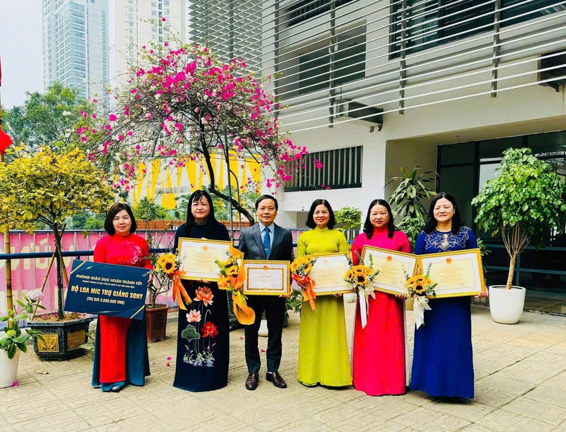Lãnh đạo phòng giáo dục, Hiệu trưởng các Trường Tiểu học và THCS trên địa bàn huyện Hoài đức, Hà Nội, vinh dự nhận bằng công nhận