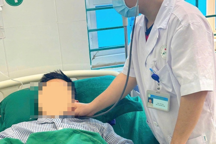 Bác sĩ thăm khám cho người đàn ông bị con khỉ culi cắn. Ảnh: Tri Thức