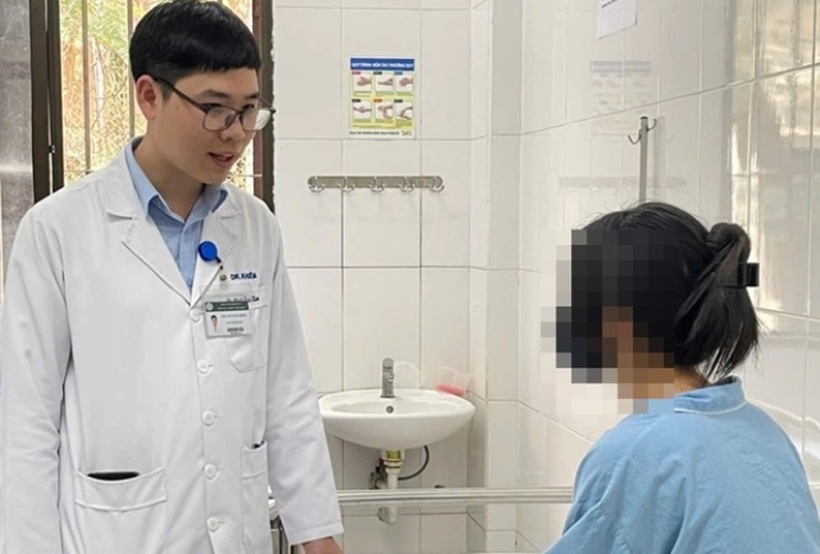 Bác sĩ trò chuyện với bệnh nhân tại phòng bệnh. Ảnh: VietNamnet