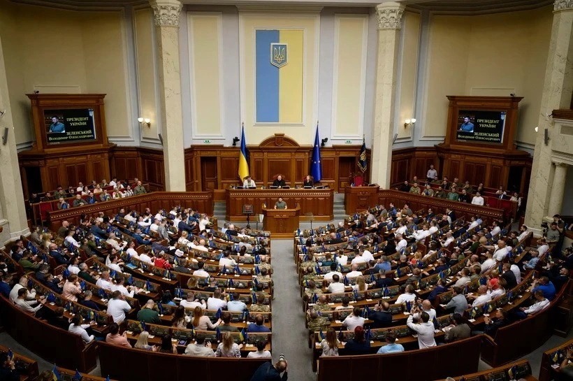 Quốc hội Ukraine thông qua dự luật gia hạn thiết quân luật. Ảnh: Reuters