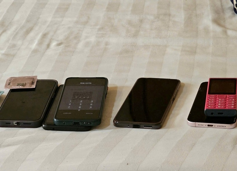 Công an phường Đông Khê thu giữa tang vật của 3 đôi nam nữ có hành vi mua bán dâm. Ảnh: Công anTP. Hải Phòng