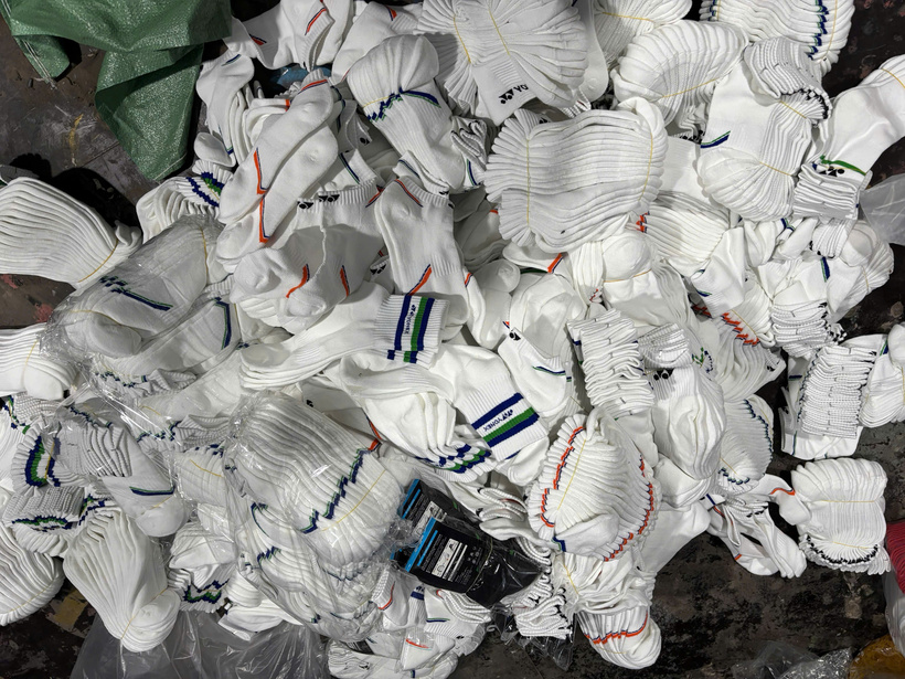 Thu giữ hơn 14.000 đôi tất nghi giả mạo nhãn hiệu nổi tiếng tại La Phù