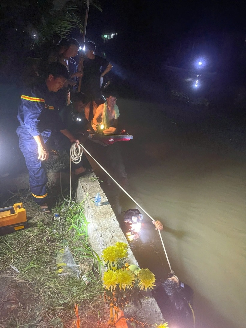 Phòng Cảnh sát Phòng cháy, chữa cháy và cứu nạn, cứu hộ Công an tỉnh Hậu Giang triển khai tìm kiếm bé trai bị đuối nước. (Ảnh: VOV)